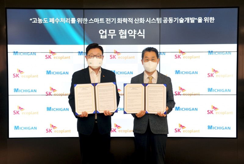 김병권 SK에코플랜트 에코랩센터 대표(왼쪽)와 이병호 ㈜미시간기술 대표(오른쪽)가 서울 종로구 SK에코플랜트 관훈사옥에서 ‘고농도 폐수처리를 위한 스마트 전기화학적 산화시스템 공동개발’을 위한 업무협약을 체결한 뒤 기념촬영을 하고 있다.(사진=SK에코플랜트)