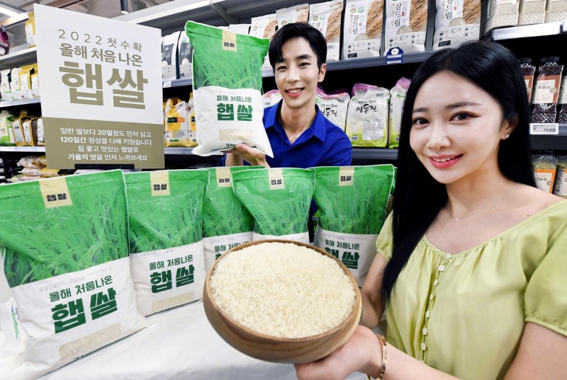 홈플러스는 ‘쌀의 날’(8월18일)를 맞아 전라남도 고흥 등 전국 주요 농가에서 생산한 ‘처음햅쌀’ 100톤 물량을 사전 기획해 오는 24일까지 전국 모든 점포에서 8990원(3kg)에 판매한다. 