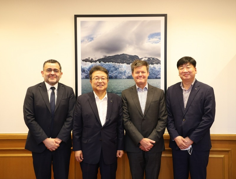 한성희 포스코건설 사장과 프랑케 칠레대사가 기념 촬영을 하고 있다. (왼쪽부터) 호세미겔 세뿔베다 상무관, 포스코건설 한성희 사장, 마티아스 프랑케 칠레대사, 포스코건설 김진태 플랜트사업실장.(사진=포스코건설)