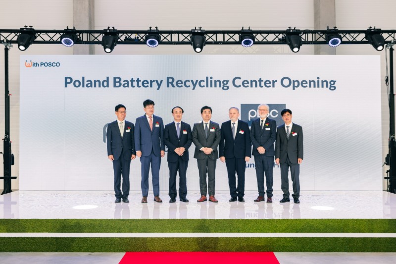 준공식에서 (왼쪽부터) 성일하이텍 폴란드 윤효성 법인장, 성일하이텍 이강명 대표, 포스코홀딩스 유병옥 친환경미래소재팀장, 주폴란드 대한민국대사관 임훈민 대사, 포비아트 보우보스키 야누스 지아르스키 군수, 브젝돌니 파베우 피렉 시장, PLSC 신양수 법인장.(사진=포스코홀딩스)