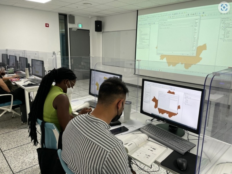 교육과정 입교식 전경. 가운데: LX 국토정보교육원 윤동호 원장. (사진=LX한국국토정보공사)