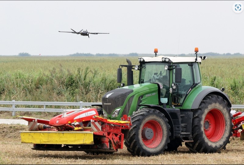붙임1. 드론의 스캐닝 정보를 받아 트랙터가 작업하며 시연하고 있다.(사진= LX한국국토정보공사)
