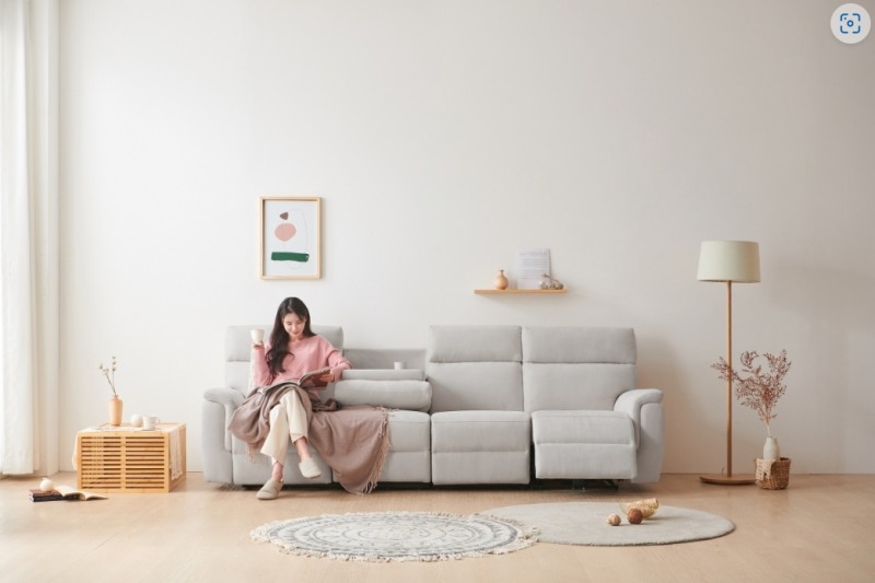 보니애가구 ‘홀란드 아쿠아텍스 패브릭 전동 리클라이너 소파 4인용'.(사진=한샘)