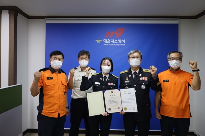 S.A.V.E 영웅 강아연 소방교가 파이팅을 하며 기념촬영.(사진제공=부산소방재난본부)