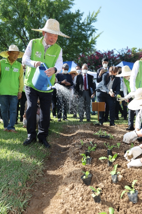 김진표 의장, 국회 생생텃밭 김장용 배추·무 모종심기 행사 참석