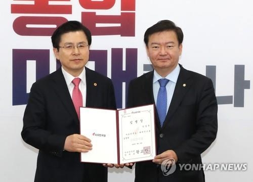 황교안 전 국무총리(왼쪽)과 민경욱 전 국회의원. 사진=연합뉴스