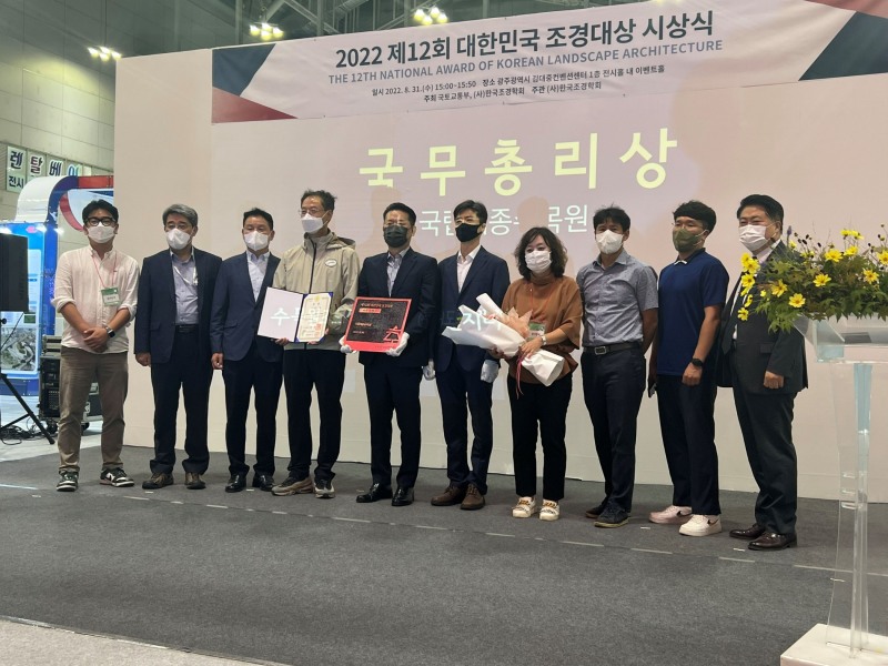 지난달 31일 광주광역시 김대중컨벤션센터에서 열린 ‘2022 대한민국 조경대상’ 시상식에서 DL이앤씨 김홍대 주택사업본부 상무 (왼쪽에서 다섯 번째) 등 직원들이 국립세종수목원으로 국무총리상을 받은 뒤 기념촬영을 하고 있다.(사진=DL이앤씨)