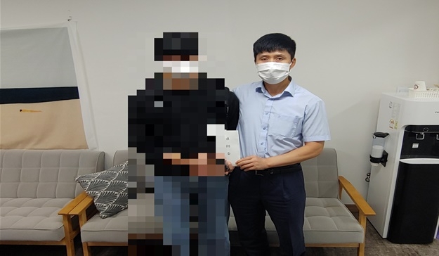 박용범 보호사무관이 A군에게 성금을 전달하고 격려한 뒤 기념촬영.(사진제공=천안준법지원센터)