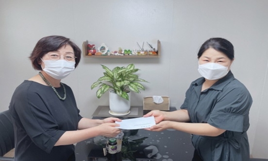 인천청소년꿈키움센터 문선미 센터장(사진왼쪽)이 여자단기청소년쉼터 ‘하늘목장’ 손혜순 소장에게 후원금을 전달하고 있다.(사진제공=인천청소년꿈키움센터)