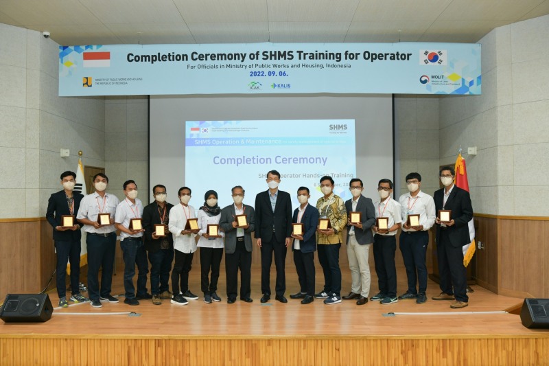 김일환 국토안전관리원 원장(가운데) 및 인도네시아 초정 공무원들이 수료식 후 기념촬영을 하고 있다.(사진=국토안전관리원)