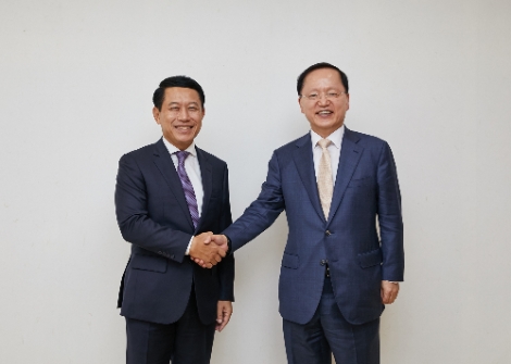 삼성전자 경영지원실장 박학규 사장(사진 오른쪽)이 방한 중인 살름싸이 꼼마싯 라오스 부총리를 7일 서울에서 만나 삼성전자 사업과 사회공헌활동을 소개하고 '2030 부산세계박람회' 지지를 요청했다. 사진=삼성전자