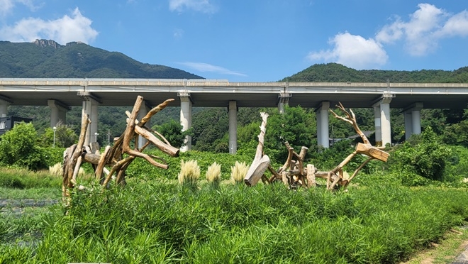 기장군은 오는 10월 20일까지 일광읍 원리 광산마을 경관농업단지에서 가을이 물드는 자연생태 조각전을 운영한다.(사진제공=부산 기장군)