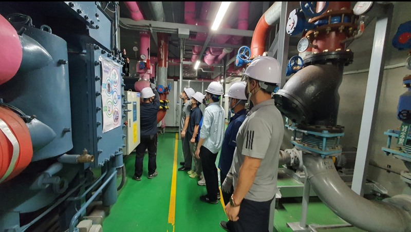 미사리경정장 관람동 기계실에서 시설관리자와 안전 전문가 등으로 구성된 민관합동 점검반이 안전점검을 진행하고 있다. (사진=국민체육진흥공단)