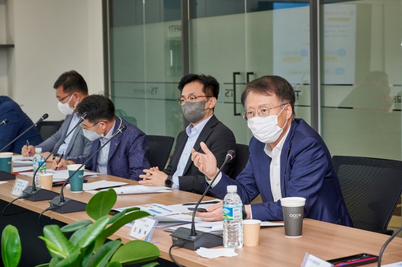 한국교통안전공단 권용복 이사장(맨 오른쪽)이 제2차 미래 모빌리티 협력위원회에 참석하여 발언하고 있다.(사진=한국교통안잔공단)