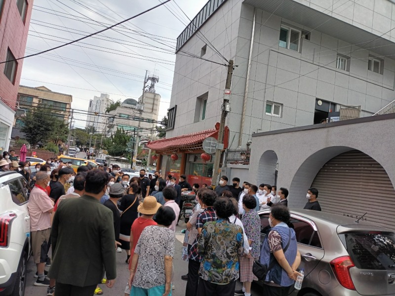 숭의5구역 재개발 조합원들이 항의하고 있다.(사진=조합원)