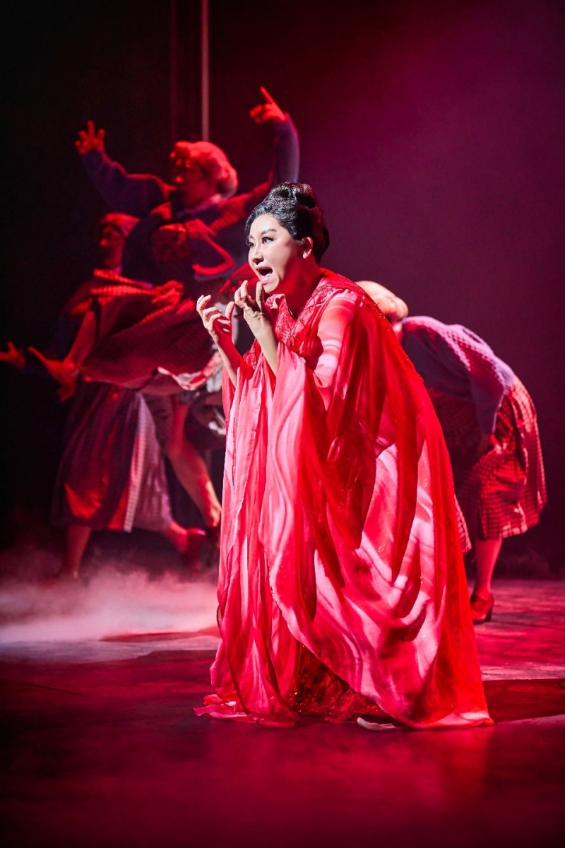 '미세스 다웃파이어'의 "완다" 역으로 등장한 김나윤(하은섬)이 공연장 천장을 찢는 듯한 고음을 발산하며 열연을 하고 있다.