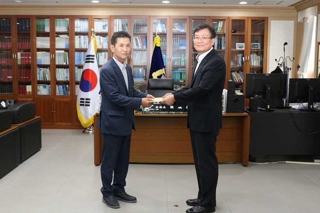 오태원 부산 북구청장(사진왼쪽)이 한영표 부산가정법원장에게 보호소년지원 장학금을 전달하고 기념촬영.(사진제공=부산가정법원)