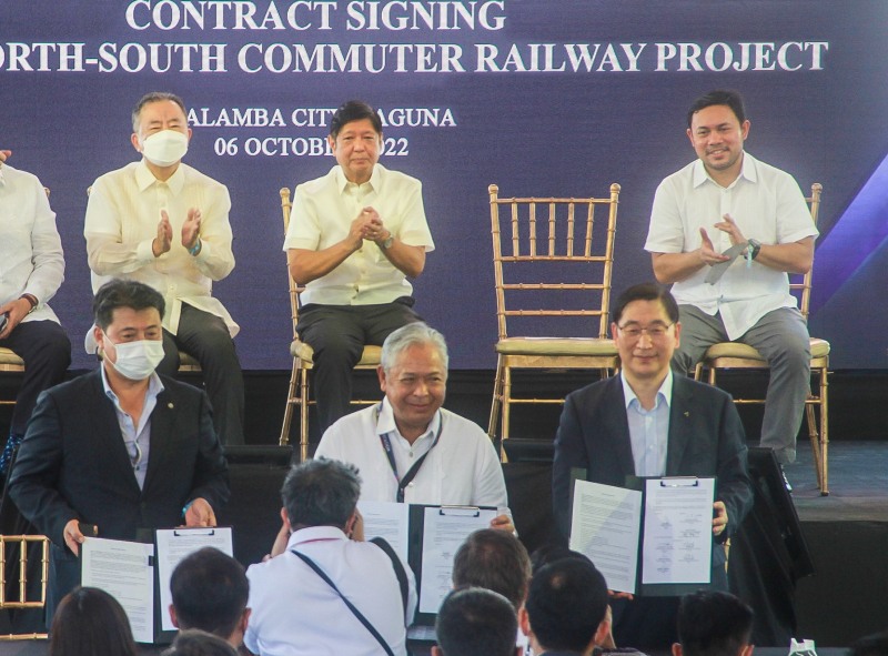 대건설 윤영준 대표이사 사장(앞줄 맨 오른쪽)과 필리핀 교통부 제이미 바우티스타 장관 (앞줄 가운데)이 계약서에 서명을 마치고 기념촬영을 하고 있다.(사진=현대건설)