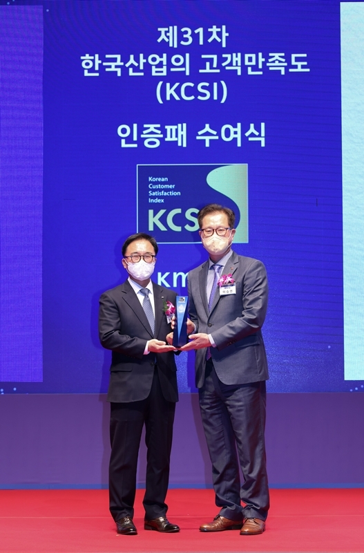 롯데렌탈 이승연 경영관리본부장(우).(사진=롯데렌탈)