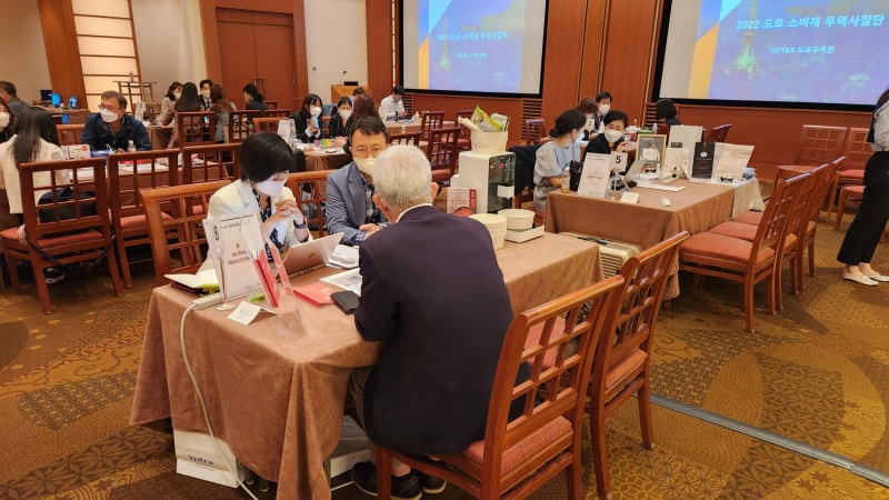 [포토] 일본 바이어에게 정수조리기 설명 중인 하우스쿡 대표