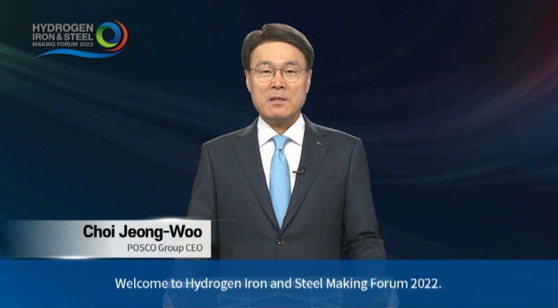 최정우 포스코그룹회장이 12일(현지시간) 스웨덴 스톡홀름에서 개최된 제2회 수소환원제철 국제포럼(HyIS Forum 2022)에서 영상 개회사를 하고 있다.(사진=포스코)