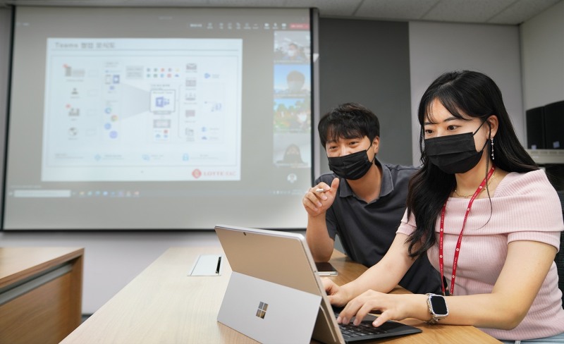 롯데건설 직원들이 MS Teams를 통해 화상회의 중이다.(사진=롯데건설)