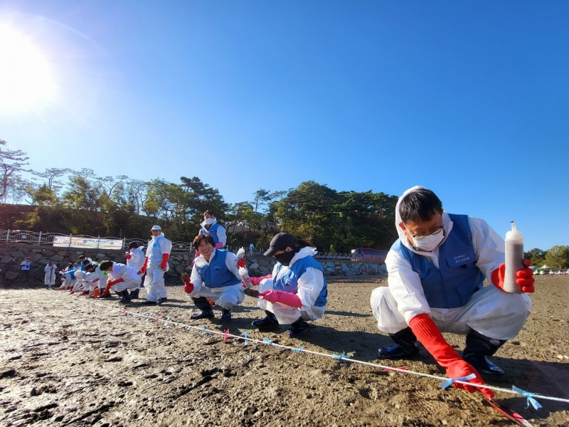 포스코건설이 해양경찰청과 함께 블루카본 보전 캠페인을 하고 있다.(사진=포스코건설)