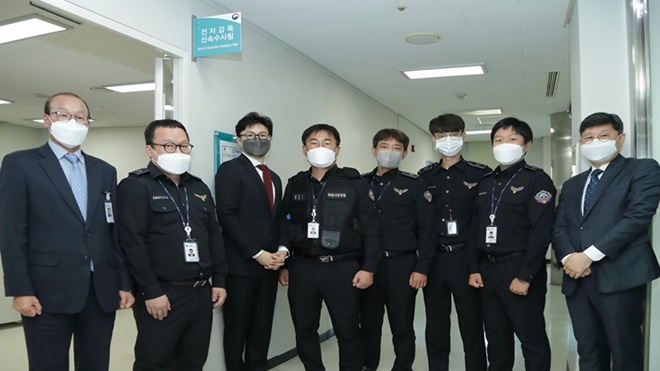 전자감독 신속수사팀 신설 1주년을 맞아 한동훈 법무부 장관 (좌측 세 번째)이 2022. 10. 11. 서울보호관찰소 신속수사팀을 방문해 밤낮을 가리지 않고 전자감독 대상자들을 관리하는 수사팀의 노고를 격려하고 기념촬영.(사진제공=서울보호관찰소)