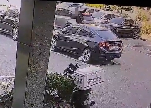 2021년 11월경 부산 남구 모 건물 내 주차장 후진 차량에 고의로 부딪히는 모습.(제공=부산경찰청 영상 캡처)