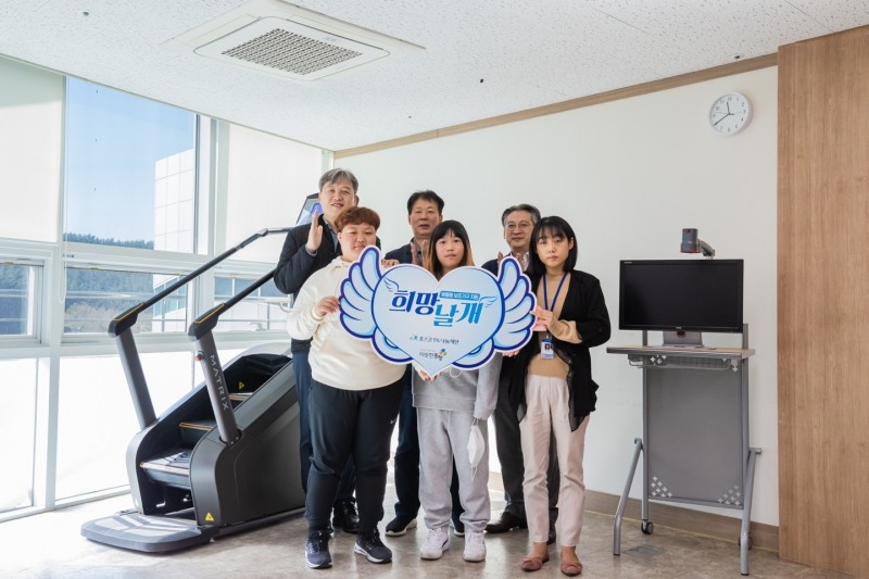 포스코1%나눔재단이 20일 '희망날개' 사업의 일환으로 포항시 북부장애인복지관에서 장애 유형별 맞춤형 보조기구를 전달하고 기념사진을 찍고 있다.(사진=포스코)