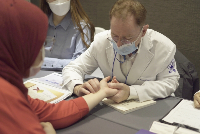 자생한방병원 국제진료센터 라이문트 로이어 원장이 중동지역 의료관광객을 문진하고 있다. 사진=자생한방병원