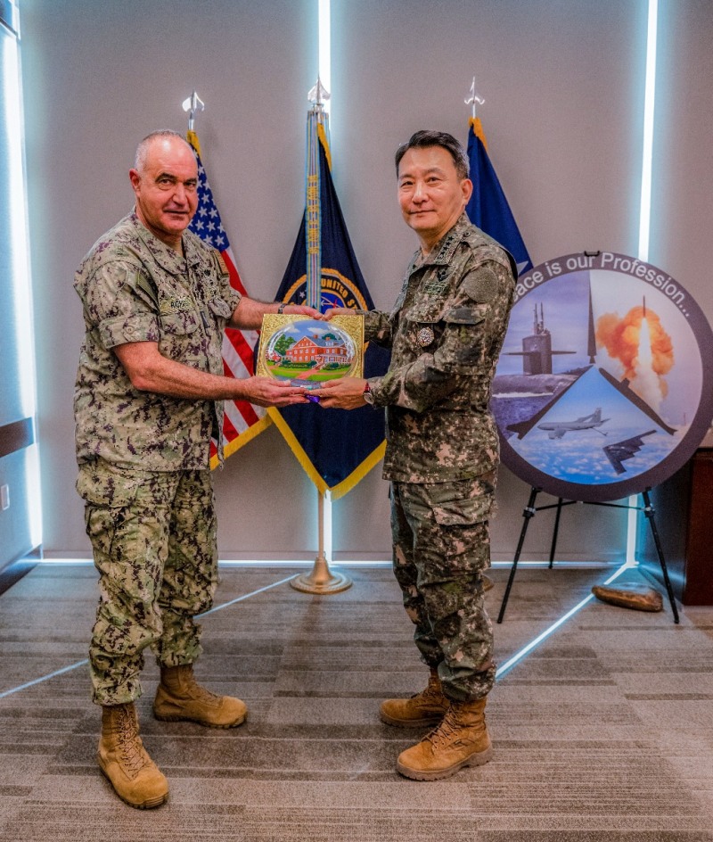 김승겸 합참의장이 21일(현지시간) 미국 전략사령부를 방문, 찰스 리처드 미 전략사령관과 기념촬영을 하고 있다. 사진=연합뉴스