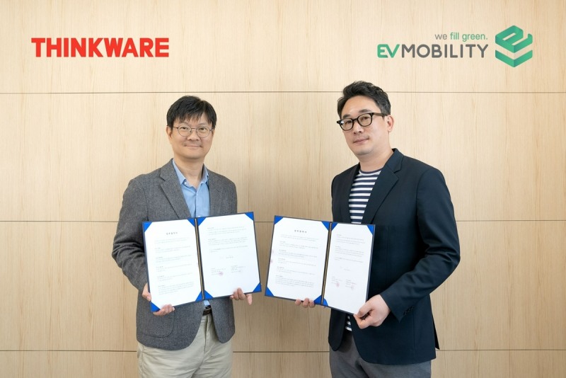 업무협약식에서 (좌) 김태현 팅크웨어 직영사업본부장과 (우) 윤기섭 이브이모빌리티 전략기획본부장.(사진=팅크웨어)