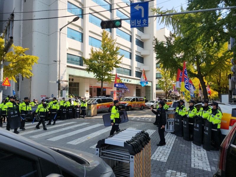 경찰들이 문화일보 앞에서 경향신문본사 방향 3.4차선 약 150m가량을 통제하고 있다.