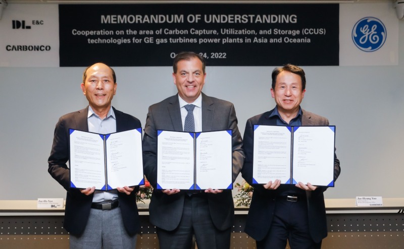 지난 24일 DL이앤씨 본사에서 열린 체결식에는 DL이앤씨 유재호 플랜트본부장(좌), 카본코 유재형 사업개발실장(우), GE가스파워 존 인타일 (John Intile)(가운데) 최고기술책임자(CTO) 등이 참석했다.(사진=DL이앤씨)