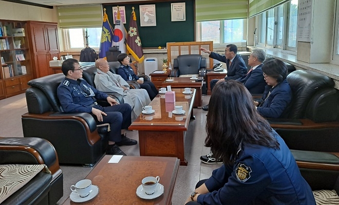 부산구치소 교정협의회 집행부와 부산구치소장이 2일 오후 3시 소장실에서 상견례 및 교정·교화정책 간담회를 갖고 있다. (제공=부산구치소교정협의회)