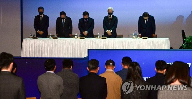 이태원 참사 희생자 추모하며 묵념하는 참석자들/사진=연합뉴스