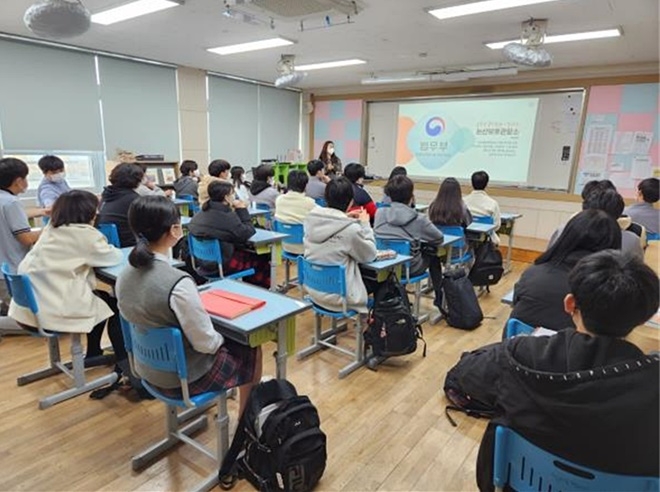 논산보호관찰소 이기림 주무관이 관내 중학생들을 대상으로 진로체험 강의를 하고 있다.(사진제공=논산보호관찰소)