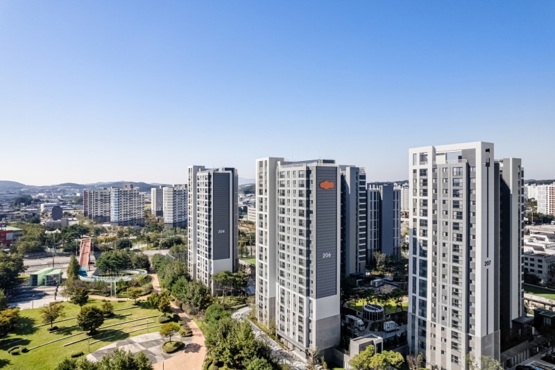 DL이앤씨가 개발한 내구성 향상 페인트 기술이 처음으로 적용된 e편한세상 김포 어반베뉴 전경.(사진=DL이앤씨)