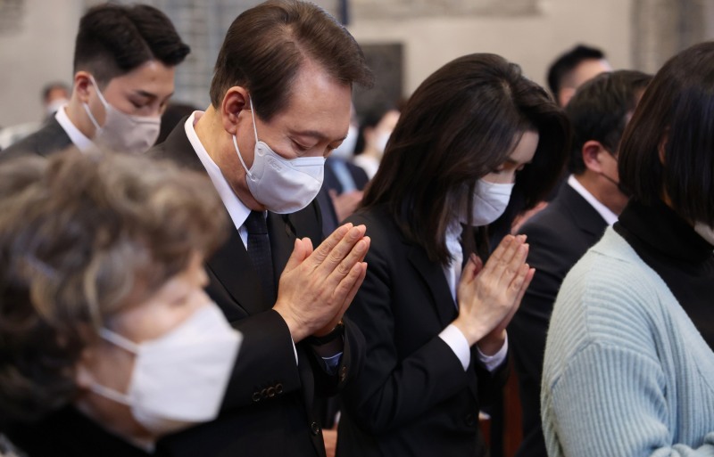 윤석열 대통령과 김건희 여사가 6일 서울 중구 명동성당에서 열린 이태원 참사 희생자 추모 미사에 참석, 기도하고 있다.(사진=연합뉴스)