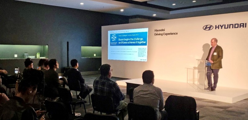 티아고 아구아(Tiago Agua) 기아 모잠비크 대리점 사장(사진 가운데)이 최원석 주모잠비크 한국대사(사진 왼쪽)와 함께 지난달 모잠비크공화국 마푸투에서 열린 제 ‘8회 모잠비크 국제관광박람회' 현장에서 필리프 뉴시(Filipe Nyusi) 모잠비크공화국 대통령(사진 오른쪽) 및 정부 관계자를 대상으로 부산세계박람회 유치 활동을 펼치고 있다.(사진=현대차그룹)