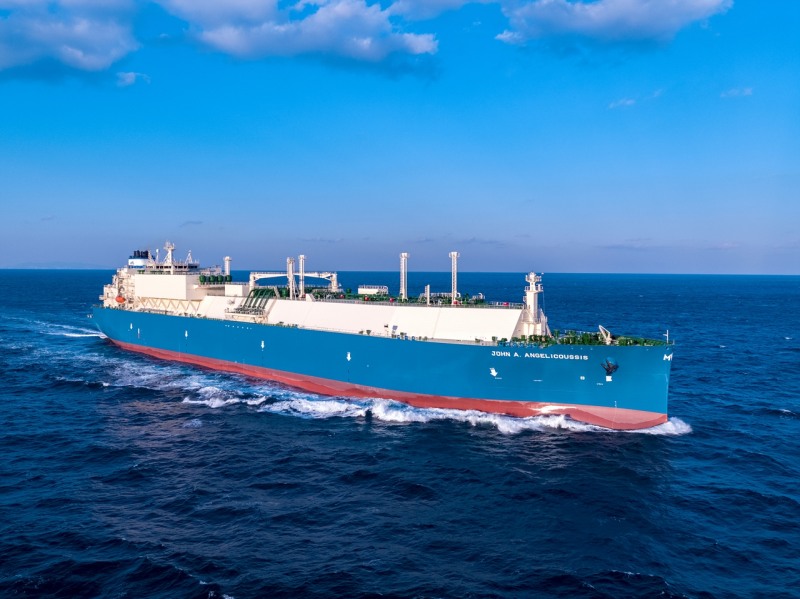 대우조선해양의 최신 기술인 축발전기와 공기윤활시스템이 적용된 LNG운반선의 항해 모습.(사진=대우조선해양)