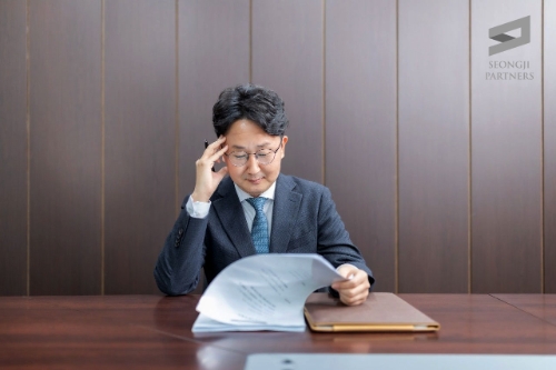 불륜으로 인한 상간녀소송, 합법적인 증거 확보로 손해배상 청구해야