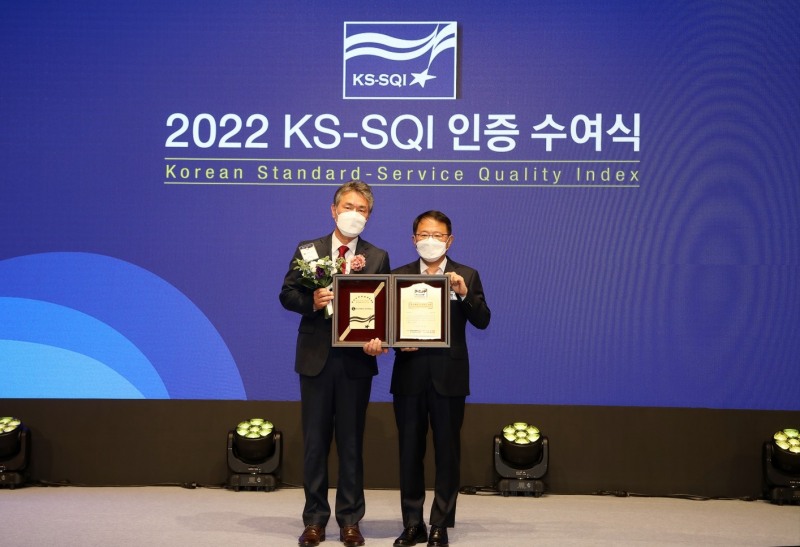 8일, 김태홍 롯데호텔 영업본부장(좌측)과 강명수 한국표준협회 회장(우측)이 ‘2022 한국서비스품질지수(KS-SQI) 인증 수여식’에서 수상 후 기념 촬영을 하고 있다.(사진=롯데시티호텔)