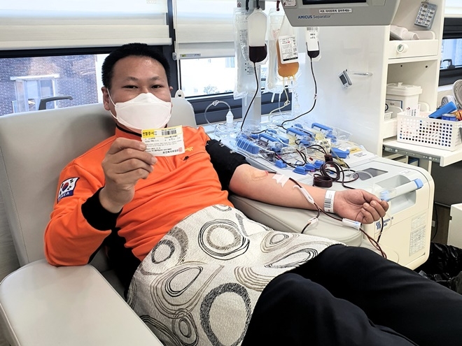 119회 헌혈을 달성한 송현제 소방관.(사진제공=부산소방재난본부)