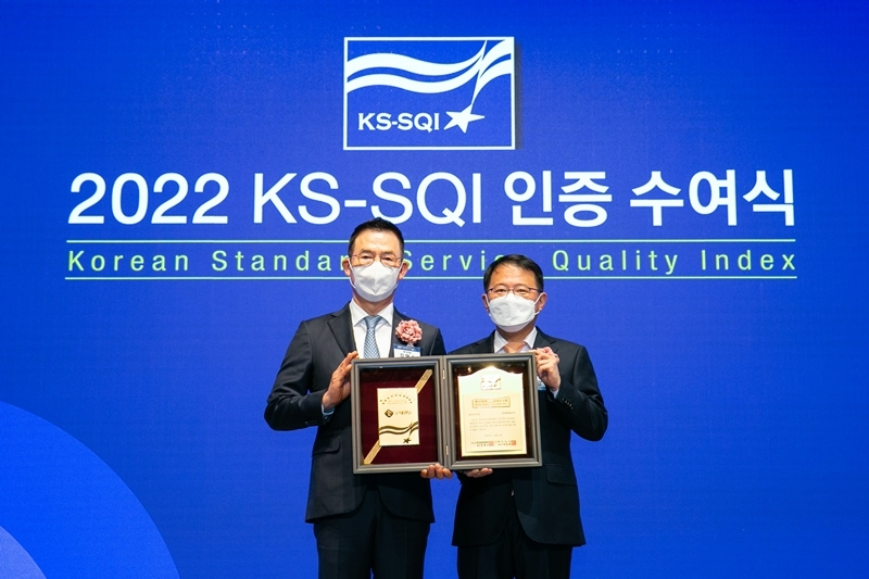 김현수 롯데렌탈 대표이사 사장(좌)이 8일 롯데호텔 서울에서 열린 '2022 한국서비스 품질지수 (KS-SQI)’ 인증 수여식에서 강명수 한국표준협회장과 기념촬영을 하고 있다.(사진=롯데렌터카)