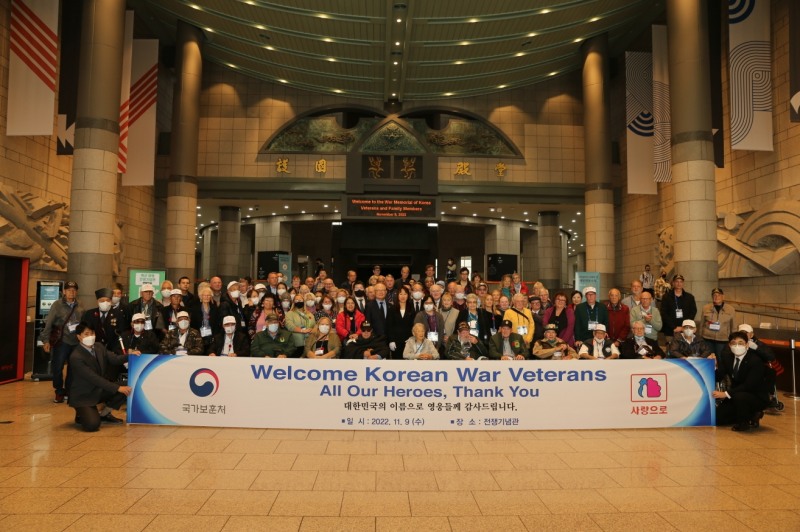 9일 국가보훈처 초청으로 한국을 찾은 15개국 114명의 유엔참전용사와 가족들이 용산 전쟁기념관 평화의 광장에 설치된 6.25전쟁 참전비에 헌화를 한 뒤 단체사진을 촬영하고 있다.(사진=부영그룹)