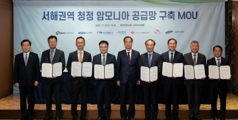 삼성엔지니어링 최성안 사장(왼쪽 두번째)이 참여사 대표들과 기념촬영을 하고 있다.(사진=삼성엔지니어링)