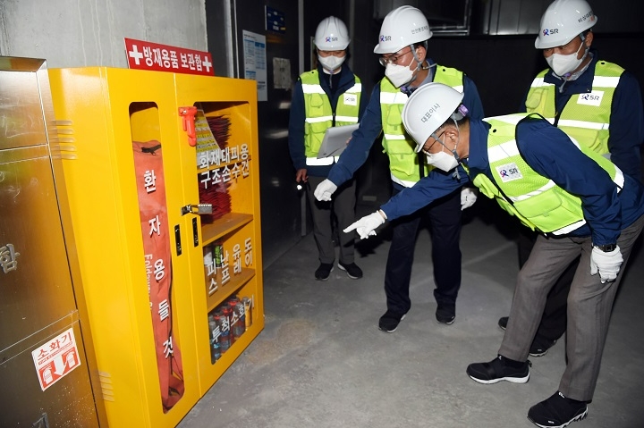 이종국 SR 대표이사가 SRT 수서~평택지제 구간을 잇는 국내 최장터널인 율현터널 수직구를 방문해 고객 대피시설, 구호물품을 점검하는 등 특별 현장안전점검에 나섰다.(사진=SR)