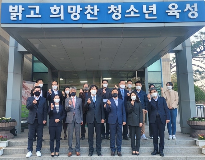 앞줄 왼쪽 네번째 어준혁 부장판사.(사진제공=부산소년원)